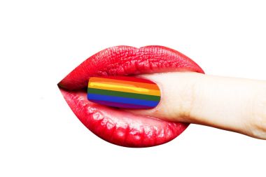 Lgbt. tırnak renkleri Gökkuşağı bayrağı kadın ağzına manikür. Dudakları ruj genç kızın, Manikür ve makyaj tarzı ile. Kadın seksi ağız beyaz arka plan üzerinde izole parmak ile