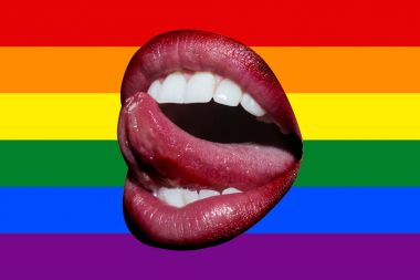 Dil Gökkuşağı bayrağı arka planı, Lgbt kavramı ile açık kadın ağzı. Seksi dilinizle ve dudaklarınızla kadın ağzına. Özgürlük, insan hakları ve cinsellik. Eşcinsel topluluk glif sembolü