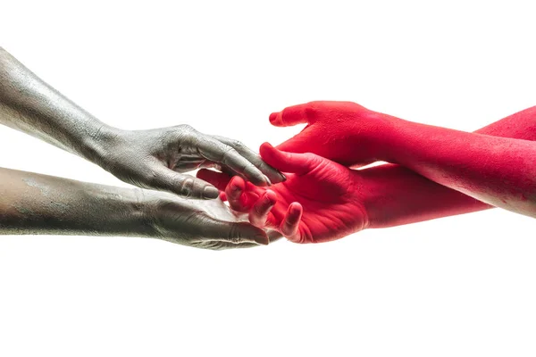 우정, 신뢰, 평등 그리고 손의 접촉. 사람의 손, 남자와 여자, 손가락의 접촉, 예술과 사람들 사이의 이해. 흰 배경에 네 명의 회색과 붉은 손이 고립되어 있었다. 팔과 손바닥 — 스톡 사진