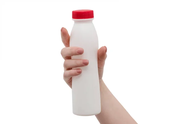 孤立在白色背景上的白色塑料瓶。牛奶瓶红盖分离的手。在女性手中的矿泉水瓶。乳制品、 餐、 小吃、 工作、 健康饮料、 水或牛奶吃午饭 — 图库照片