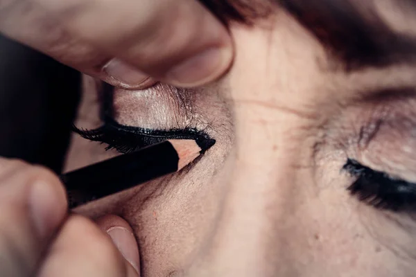 Eyeliner και μακιγιάζ για γιαγιά, γριά, ομορφιά για την παλαιότερη γενιά. Μακιγιάζ για δέρμα με ρυτίδες. Φροντίδα κατά των ρυτίδων του δέρματος. Αντιγηραντικό μακιγιάζ. Ομορφιά για όλες τις ηλικίες. Η παλιά νύφη — Φωτογραφία Αρχείου