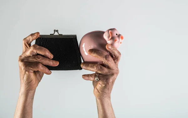 Pension money old woman, purse and piggy bank, poor woman, women's hands hold savings, deposit for old age, savings for retirement age. Finance concept, poverty and wealth for old people — Stock Photo, Image