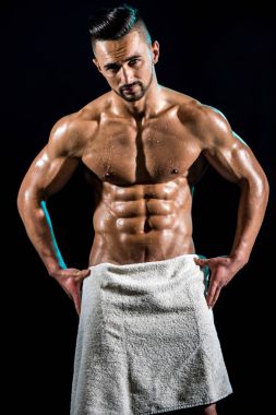 Duş beyaz havlu ile ıslak adam. Su ya da ter erkek vücut damla ile. Adam penisini beyaz banyo havlusu ile kapalı. Banyo ve hijyen, duştan sonra sıcak bir gün. Şehvetli çekici seksi adam atlet