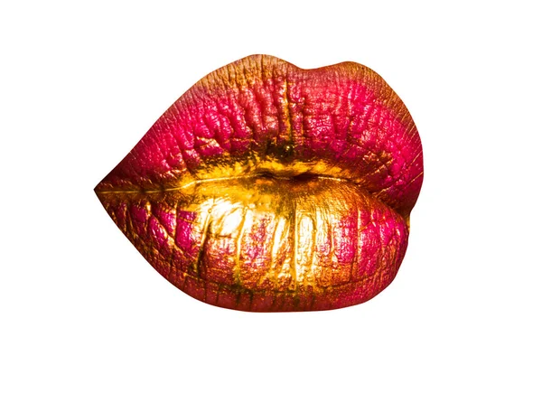 Labios cerca, sexy boca femenina roja y dorada. Lápiz labial rojo dorado, maquillaje glamuroso creativo aislado sobre fondo blanco. Icono de la pasión beso. Parte de la cara, mujer joven sexy rellenar los labios con maquillaje — Foto de Stock