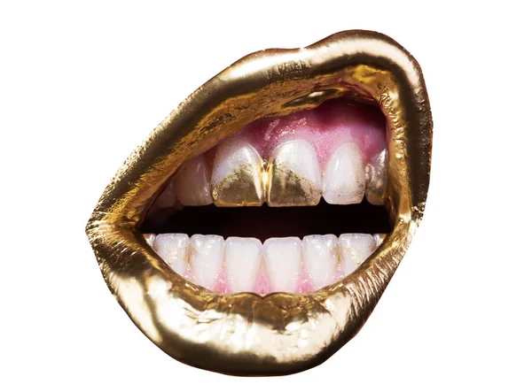 Maquiagem de lábios luxuosos. Lábios dourados com batom criativo. Pintura de ouro em lábios e dentes brancos de menina jovem. Mulher sexy com emoções boca aberta feminina isolada no fundo branco. Conceito de lábios glamour — Fotografia de Stock