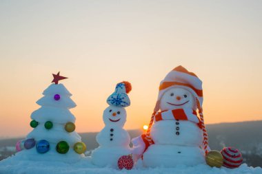 Aile kardan adam Noel, yeni yıl, yılbaşı ağacı için dekorasyon için oyuncaklar. Kış tatilleri çocuklar, anaokulu, Santa Claus şapka ve hediyeleri Noel için oyunlar için. Kar ve buz Aralık ayında