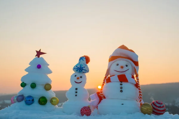 Navidad de muñeco de nieve familiar, juguetes para Año Nuevo, decoración para árbol de Navidad. Vacaciones de invierno para niños, juegos en el jardín de infantes, sombrero de Papá Noel y regalos para Navidad. Nieve y heladas en diciembre — Foto de Stock