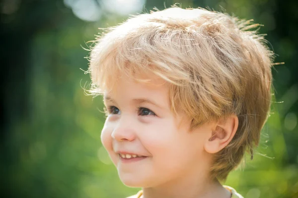 Ritratto di bambino felice, ragazzo che sorride e distoglie lo sguardo. Sorriso e felicità, infanzia felice. La faccia del bambino da vicino. Ritratto di persone. Ragazzino divertente di 3 anni. Ritratto bella bionda bambino in età prescolare — Foto Stock