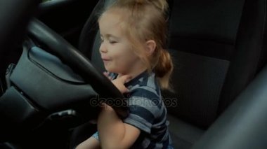 Mutlu sürücü, boynuz araba alarmı tehlikesi konusunda sizi uyarır. Boynuz araba bip sesi gider. Yakışıklı mutlu çocuk bip otomatik boynuz yapıyor. Mutlu çocukluk, yolda eğlenceli. Akıllı çocuk bir araba sürmek için babasından öğrenir