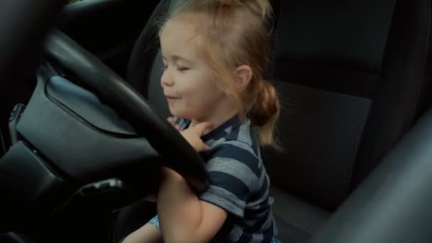 Conducteur heureux, alarme de voiture klaxon avertit du danger. Le klaxon de la voiture sonne. Beau garçon heureux faisant bip sur le klaxon automatique. Bonne enfance, plaisir sur la route. Smart boy apprend de son père à conduire une voiture — Video