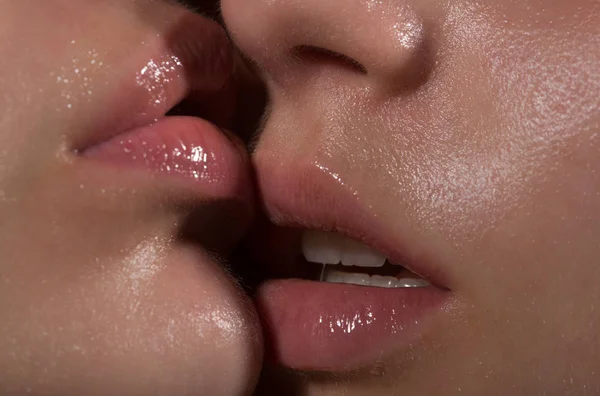 Conceito lésbico, duas bocas femininas sensuais juntas close-up, beijo sexy entre as mulheres, amor e sexo no casal homossexual. Corpo e pele, toque, momento íntimo — Fotografia de Stock