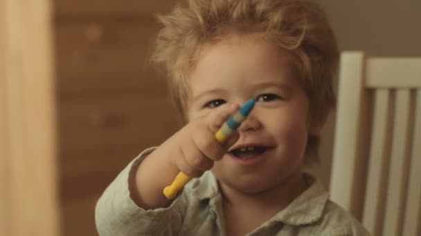 Chico Creativo Feliz Dibuja Cuadro Con Pluma Desarrollo Educación Del — Vídeos de Stock