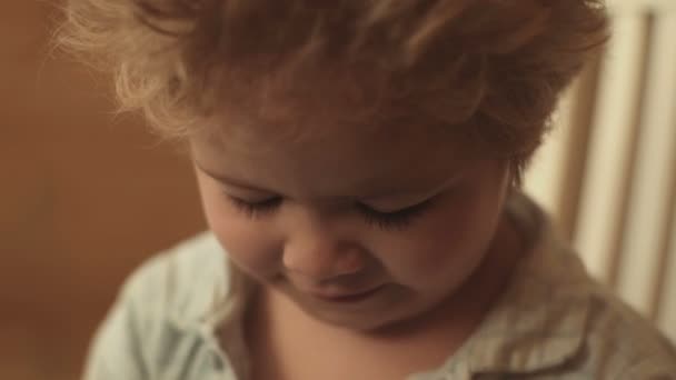 Lieve Baby Portret Neerkijkt Jongetje Met Grappige Haar Close Mooi — Stockvideo