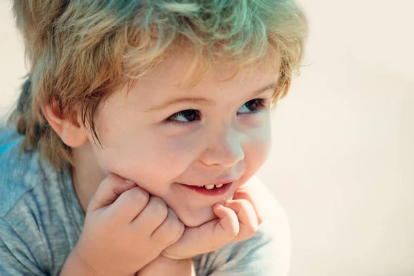 Αστείο μωρό πορτραίτο, χαριτωμένο αγόρι που κοιτώντας ψηλά, όμορφο πρόσωπο με άσπρα δόντια και χαρούμενο χαμόγελο. Φωτογραφία του αξιολάτρευτο νεαρό αγόρι ευτυχισμένη. Closeup πορτρέτο του παιδιού, αστείο μικρό αγόρι 3 ετών — Φωτογραφία Αρχείου