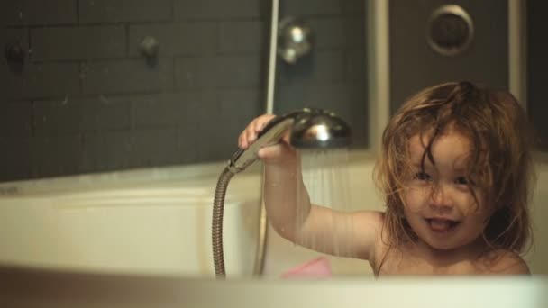 Kind Douche Gelukkige Jongen Water Avonds Hygiëne Badkamer Douchecabine Thuis — Stockvideo