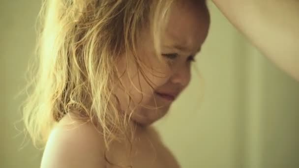 Śliczny Chłopiec Płacze Suszarka Mama Suszy Mokre Włosy Dziecka Kąpieli — Wideo stockowe