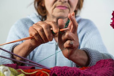 Kış hobi, örgü iğne ve iplik ile yaşlı kadın. Büyükanne çocuklar için sıcak giysiler. Kaldır gerilim, psikolojik boşaltma. Nasıl stres ile başa çıkmak için. Stres direnç