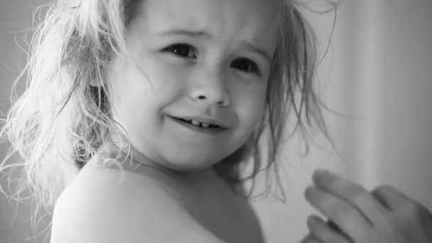 Criança Com Cabelos Longos Com Medo Secador Cabelo Bonito Menino — Vídeo de Stock