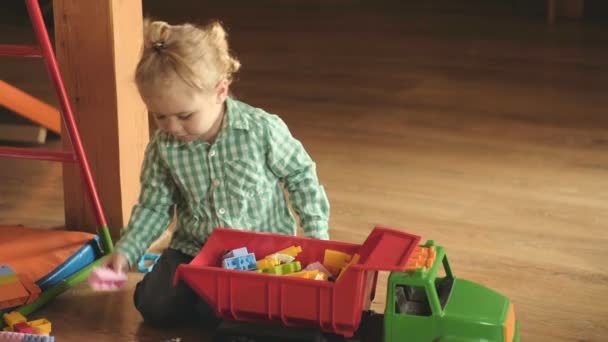 Pojke Sätter Leksaker Stammen Stor Lastbil Spela Och Ordning Barnens — Stockvideo