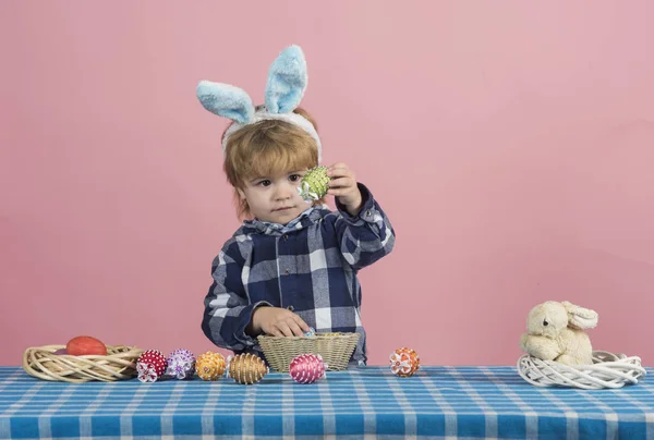 Ostereier. Konzept eines Feiertags zu Ostern. Kind mit festlichen bunten Eiern feiert zu Hause Haus der Auferstehung Jesu Christi. Christlicher Feiertag — Stockfoto