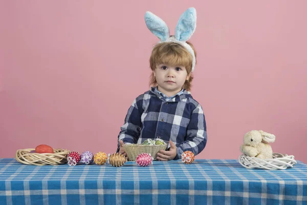 Frohe Ostern! Überraschungsbaby. Geschenk für Kinder zu Ostern. niedliches Kind mit Spielzeug. glückliche Kindheit und Familienurlaub — Stockfoto