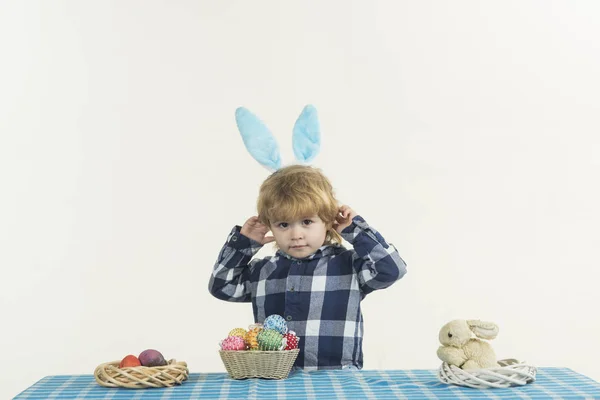 Hasen-Osterkind. netter netter Junge mit Hasenohren, Osterkonzept. Baby blickt in Kamera und kleidet Hasenkostüm für den Urlaub — Stockfoto