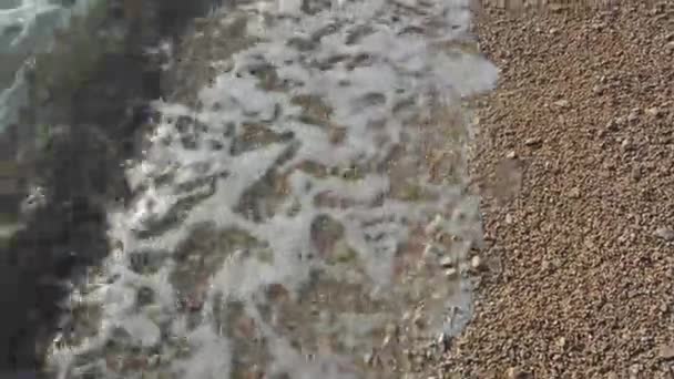 Plage de la mer, vagues de la mer et surf, belle eau de mer près du rivage. Les vagues se lavent doucement sur la plage. Vacances d'été, tourisme et fin du pays chaud. Eau douce pour le fond de relaxation 