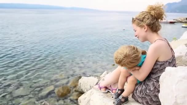 Moeder Met Kind Zee Liefde Zorg Familie Vakantie Tijd Samen — Stockvideo