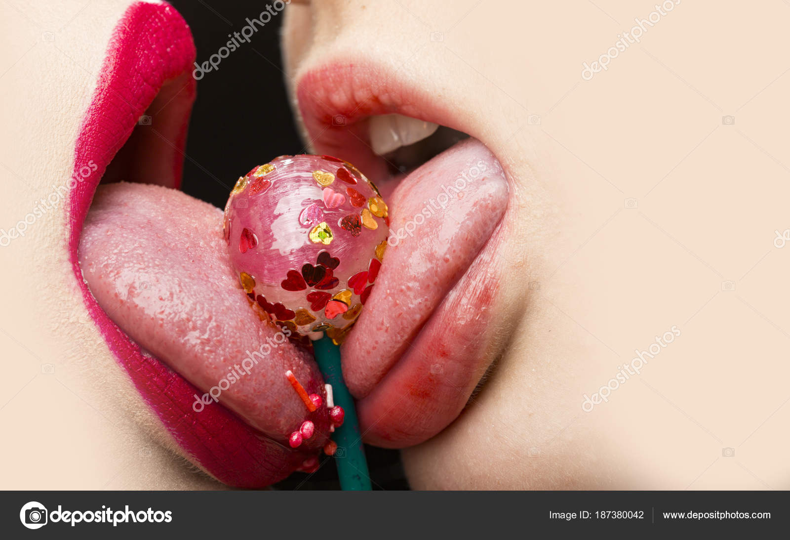 Schöne weibliche Liebende, die sich mit der Zunge küssen. süße leckere Süßi...