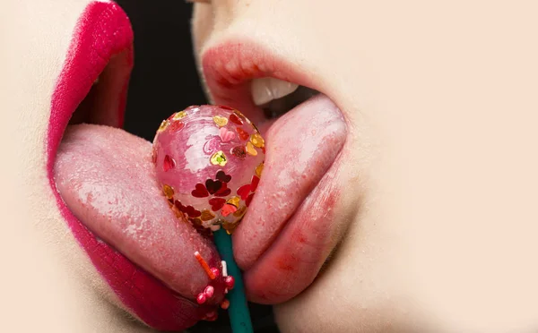 Schöne weibliche Liebende, die sich mit der Zunge küssen. süße leckere Süßigkeiten für Lesben, lgbt paar. Dessert für zwei. enge beste Freundin. sexy Kuss mit Bonbons. schöne attraktive Mädchen. Schutz — Stockfoto