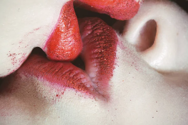 Lesbiska kyssas med rött läppstift. Närbild av par kvinnor munnar kysser. Två vackra lesbiska tjejer att vara intim. Kosmetik för kvinnor. Kärlek för läppstift. Läckra erotiska läppstift — Stockfoto
