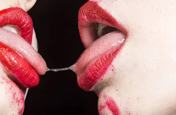 Seks in de lesbische familie. Twee meisjes de close-up. Een kus met lippenstift en speeksel. Sexy concept voor een Lgbt-paar. Erotische foto over vrouwen. Twee vrouwen tongen in de mond en de homoseksuele liefde — Stockfoto