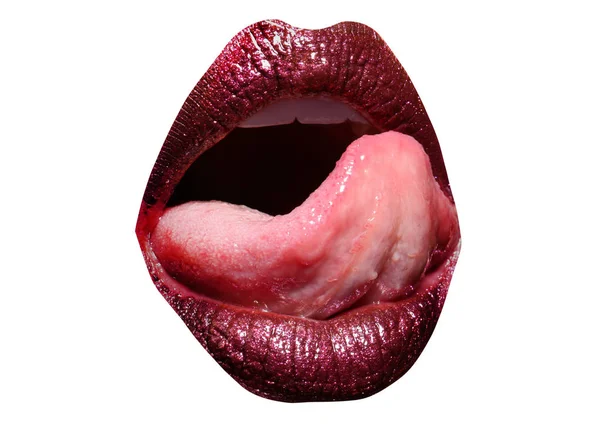 Boca con lengua, labios sexy lamer, chica con la boca sensual rojo aislado sobre fondo blanco. Beso lápiz labial, maquillaje y pasión, mujer seduce. Concepto de belleza y cosmética —  Fotos de Stock