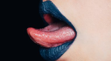 Seksi ağzına dil. Güzel dudak, ruj ve lipgloss, tutkulu kadın dudak, kadın dudaklar. Seksi dudaklar, dil. Güzel seksi kadın, güzel kız. Güzel ağız ile kadar makro yakın. Pembe bir dili