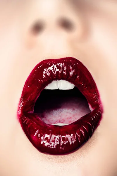 Mond open, glanzende lippen, mooie make-up, sensuele mond, sexy lip. Schoonheid sensuele lippen, mooie lip, felle lippenstift. Close-up, macro met mooie mond, sensuele make-up. Paarse lipstick lipgloss — Stockfoto