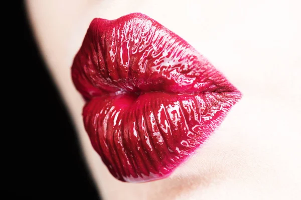 Frau küsst Lippen. sinnlich isoliert auf weißem Hintergrund. roter sexy Lippenstift, glänzend. Ikone weiblicher Lippen. sexy sinnliche rote Lippe, Mund in Nahaufnahme. große Lippen, heller Lippenstift. roter Lippenstift Kusslippen — Stockfoto