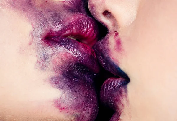 Maquillaje sensual. Un beso sexy entre lesbianas. Cuerpo y labios femeninos de cerca. Sexo y familia homosexual. Beso de lápiz labial. Labios morados. Primer plano de la boca. Grandes labios, lápiz labial hermoso — Foto de Stock