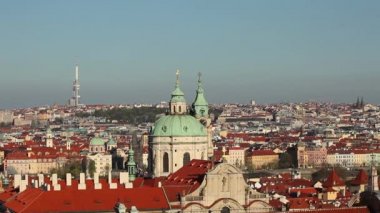 Prag cityscape Çek Cumhuriyeti. Kırmızı ile Prag Panorama üzerinden yukarıda yaz günü çatılar. Prague Old Town pier mimaride doğal yaz hava görünümünü. Çatılarda, en güzel görünümü versite