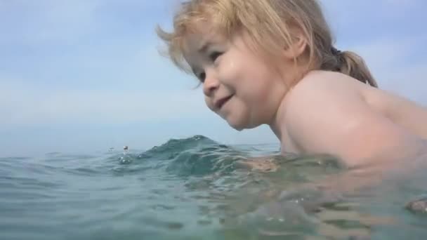 Rapaz Está Nadar Mar Underwater Young Boy Fun Mar Férias — Vídeo de Stock