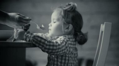 Mutfak, çocuk iştah, çocuk için yiyecek. Güzel bir çocuk lapanı ye istemiyor. Sağlıklı yemek mutfağı. Çocukça kapris, tatlı çocuk gıda için sorar. Ahşap evde hafif akşam yemeği. Sağlıklı çocukluk