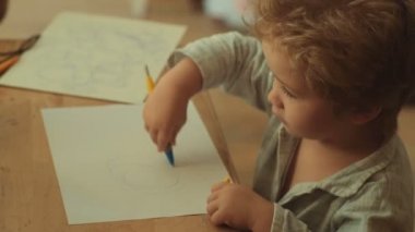 Çocuk resim resim. Yetenekli çocuk ve yaratıcılık. Ev alternatif eğitim. Anaokulu çizim dersi. Yaratıcı sanat. El ve ince motor becerileri geliştirme. Sanat çocuk hayatında