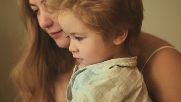 Baby Och Mamma Närbild Porträtt Lycklig Familj Unga Blonda Mamma — Stockvideo