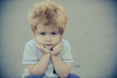 Üzgün çocuk. Güzel çocuk. Hüsran ve melankolik. Çocukların duyguları..