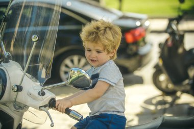 Küçük motorcu. Motosikletli çocuk. İyi yolculuklar. Aktarım.
