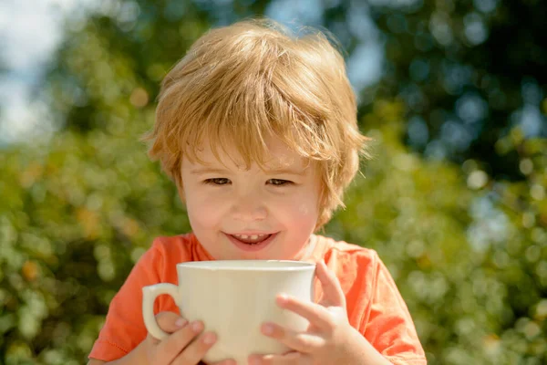 食べ物と飲み物。ミルクのカップを持つ陽気な少年。子供のためのコテージで朝食のためのココア。健康的な飲み物だ幸せな子供だおいしい料理. — ストック写真