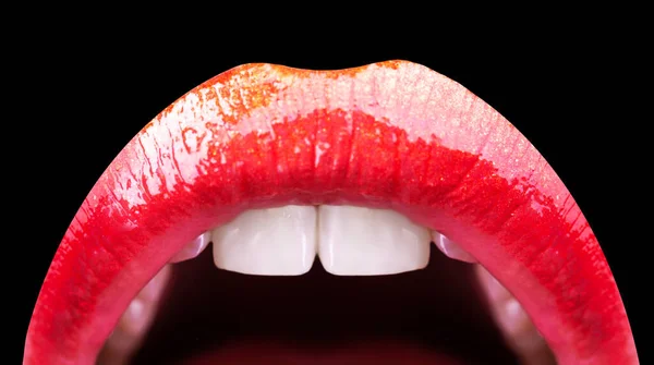 Κόκκινο χείλος σε μαύρο φόντο. Γυναικείο στόμα με λευκά δόντια. Σέξι σαγηνευτικά χείλη με κραγιόν. Αισθητική και γυναικεία έννοια. — Φωτογραφία Αρχείου