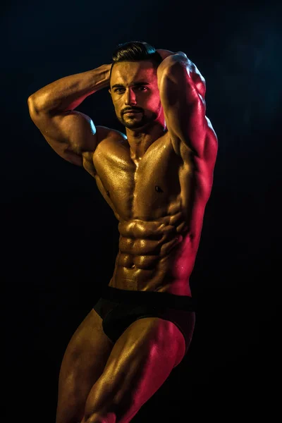 Cuerpo masculino seductor. Atleta sobre fondo negro. Un cuerpo atlético perfecto. Gimnasio y entrenamiento para hombres sexys. Sexy retrato muy musculoso hombre . — Foto de Stock
