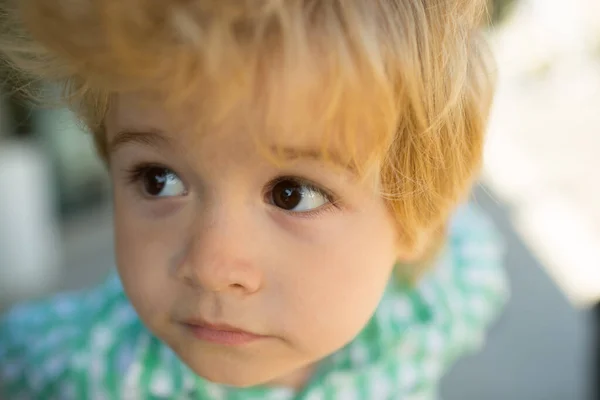 Expressieve ogen. Een droevige blik. Prachtig babyportret. Gezicht van dichtbij. De jongen zal wegkijken. Frustratie en andere emoties. — Stockfoto