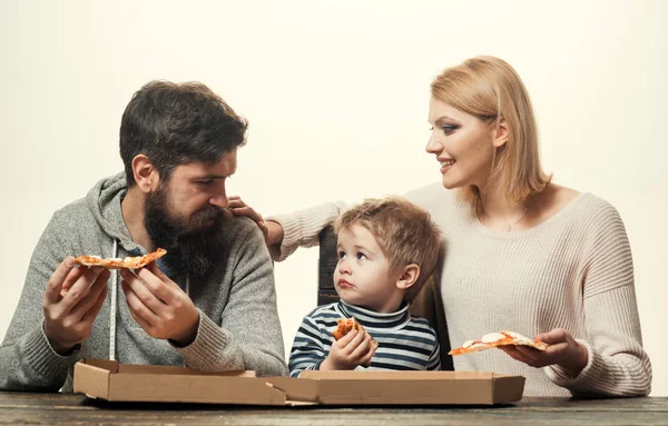 Весела дитина на сімейному обіді. Батько, мати і син у піцерії . — стокове фото