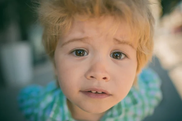 슬픈 눈. 슬픈 아이의 클로즈업 사진. 어린 아이들의 감정. 감정 지능. 아름다운 아기의 얼굴. — 스톡 사진